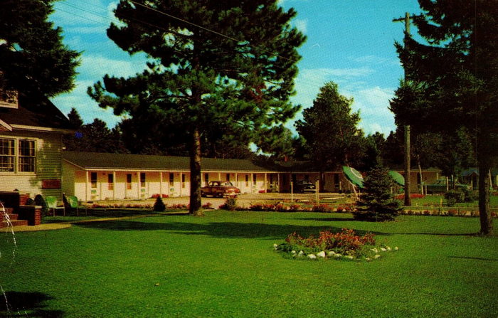 Town House Motel (Quality Inn) - Old Postcard